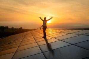 Instalador realiza su trabajo gracias a las subvenciones placas solares Murcia 2021