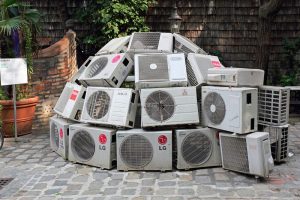 Equipos de climatización colocados para ser reciclados